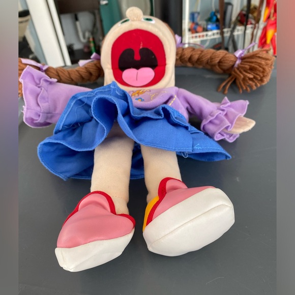 Silly Puppets Amy Peach Girl Full Body Ventriloquist Style Puppet 15” - Picture 4 of 7